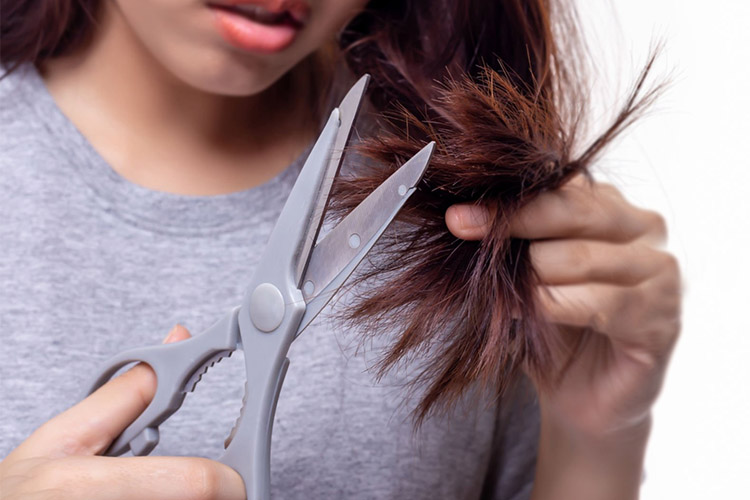 کوتاه کردن موها، ساده‌ترین راهی است که می‌توان برای از بین بردن موخوره در پیش گرفت.